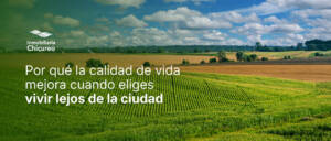Paisaje rural con campos verdes y cielo despejado, calidad de vida al vivir lejos de la ciudad Inmobiliaria Chicureo