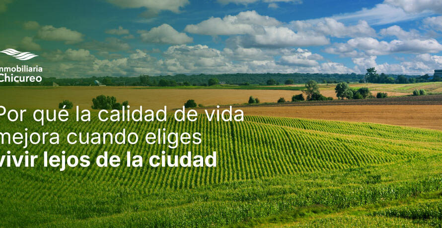 Paisaje rural con campos verdes y cielo despejado, calidad de vida al vivir lejos de la ciudad Inmobiliaria Chicureo
